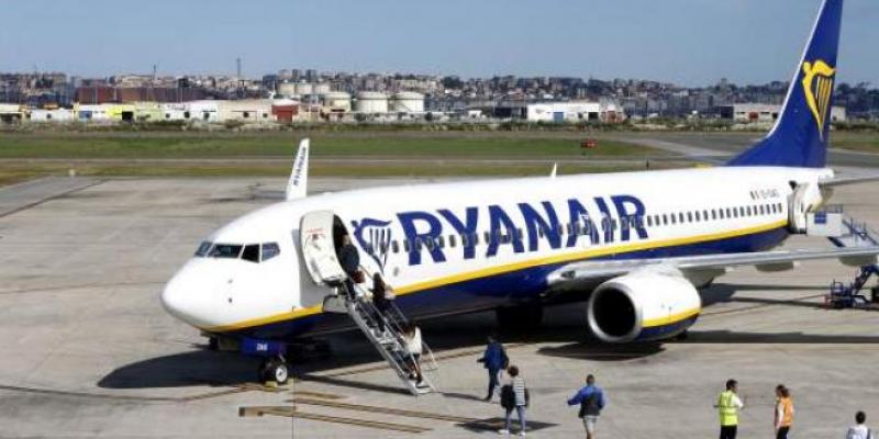 Un avión Ryanair en el aeropuerto Seve Ballesteros de Santander, en una imagen de archivo. EUROPA PRESS
