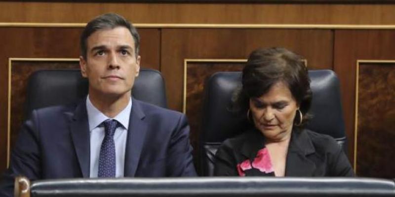 Pedro Sánchez, junto a la vicepresidenta Carmen Calvo | EFE Pedro Sánchez, junto a la vicepresidenta Carmen Calvo | EFE
