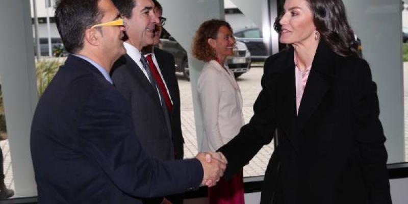 Saludo entre Su Majestad la Reina Letizia y el Presidente de FEDER, Juan Carrión 