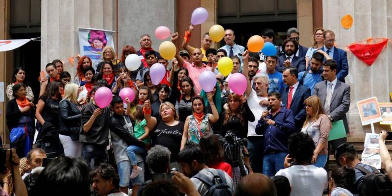 Familiares, víctimas y grupos de apoyo, se manifiestan a las afueras de la corte este lunes en Mendoza (EFE) Sacerdotes