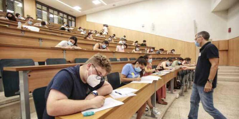 Algunos estudiantes se quejan sobre el examen de selectividad de Filosofía en Valencia