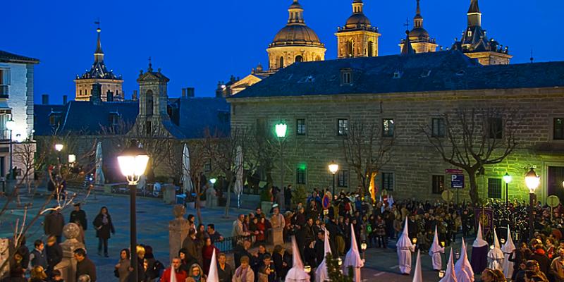 La Comunidad de Madrid ha lanzado a través de la web de turismo de la región, su Guía ‘Semana Santa 2019’, que presenta un recorrido por la tradición cultural de 40 municipios madrileños con procesiones, pasiones vivientes, conciertos y tamborradas desde el Domingo de Ramos, hasta el Domingo de Resurrección. Esta guía destaca la Semana Santa de las tres Ciudades Patrimonio Mundial de la Comunidad de Madrid, Aranjuez, San Lorenzo de El Escorial y Alcalá de Henares. Semana Santa San Lorenzo de El Escorial