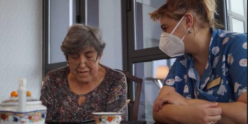 Soledad / personas mayores Youtube Una persona mayor es asistida por un joven con mascarilla