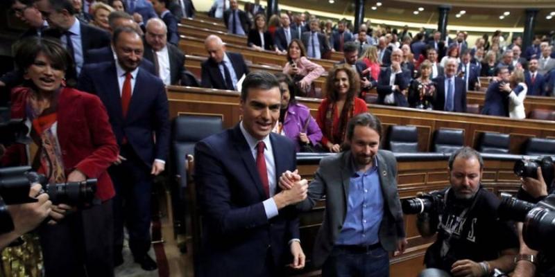Pedro Sánchez es felicitado por Pablo Iglesias tras conseguir ser investido por 167 votos a favor, este 7 de enero en el Congreso. (EFE) Subida SMI Pedro Sánchez y Pablo Iglesias