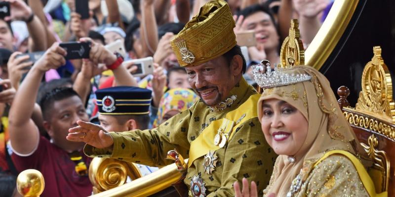 Brunei da marcha atrás en la aplicación de las leyes introducidas el mes pasado que habrían hecho que ciertos delitos se castigaran con la pena de muerte. Sultán de Brunei pena de muerte