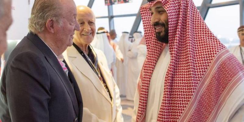 Don Juan Carlos dialoga con jeques árabes 