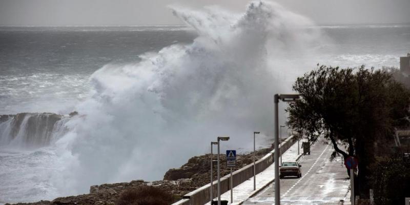 Una ola rompe este lunes 11 de noviembre en el municipio menorqués de S'Algar (David Arquimbau Sintes / EFE) Temporal nieve otoño