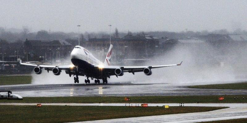 Un avión despega en un día lluvioso del aeropuerto de Heathrow en Londres / ANDY RAIN (EFE) Un avión despega en un día lluvioso del aeropuerto de Heathrow en Londres / ANDY RAIN (EFE)