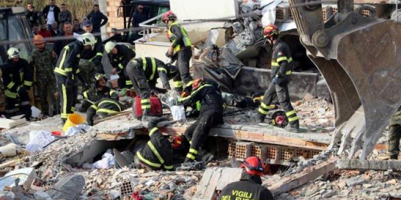 Un equipo de rescate italiano busca supervivientes entre los escombros en Durres, Albania, tras el terremoto de magnitud 6,4 que sacudió el país. Terremoto Albania muertos