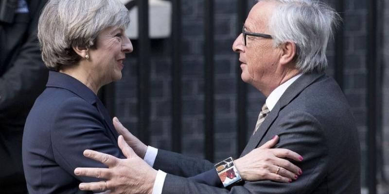 Sin acuerdo de Brexit a 8 días de la prórroga. Theresa May Juncker