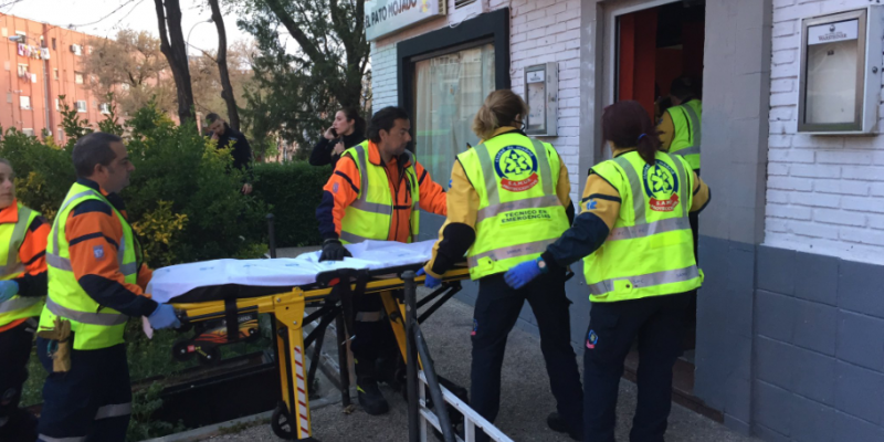 El Samur realiza una toracotomía de urgencia a la víctima, un varón de 28 años, para masajearle directamente el corazón con las manos. Trasladado muy grave al 12 de Octubre. Tiroteo La Latina