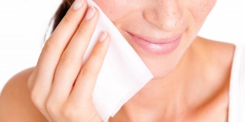 Retiran un lote de toallitas desmaquillantes contaminadas / Foto: Ideal Mujer utilizando toallitas desmaquillantes