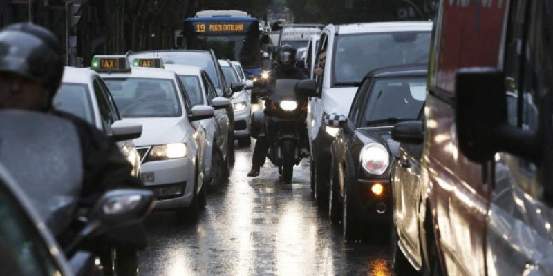Atascos de tráfico en el Paseo de las Delicias por la lluvia caída en Madrid. Tráfico lluvia Madrid