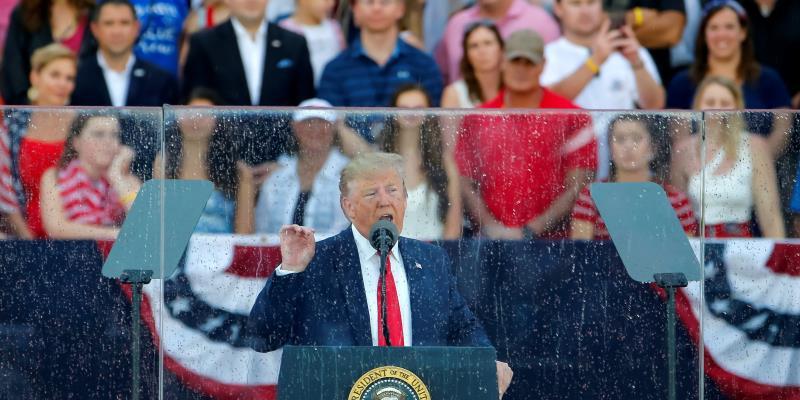 Trump promete que EE.UU. plantará "pronto" su bandera en la Luna y en Marte.
Donald Trump