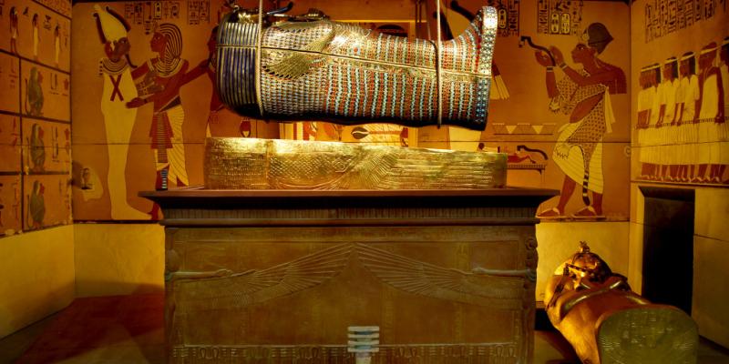 Recreación de la tumba de Tutankhamón para la exposición 'Tutankhamón : la tumba y sus tesoros' / IFEMA (Madrid) Tutankhamón