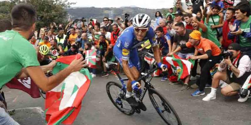 La UCI recomienda una serie de posturas a los ciclistas sobre la bici