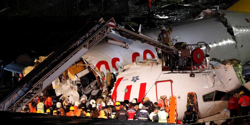 En el avión viajaban 171 pasajeros y seis tripulantes y cubría la ruta entre Esmirna y Estambul. MURAD SEZER / REUTERS