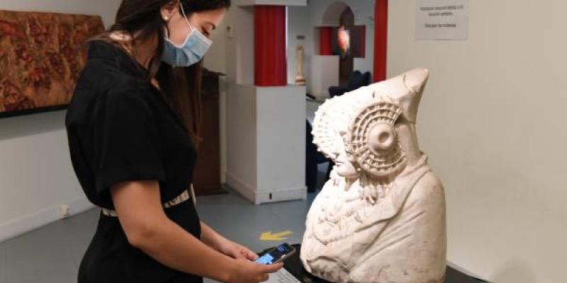 Museo tiflológico de la ONCE Una joven usa el código QR desde su smartphone para acceder a la información de la obra