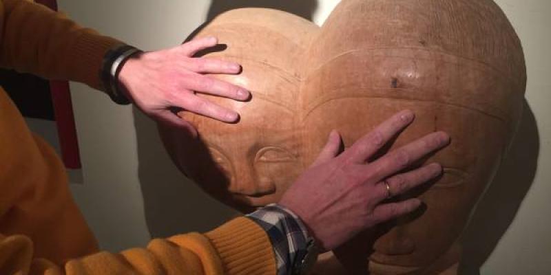 Una mujer ciega toca una de las figuras del Museo Tiflológico de la ONCE 