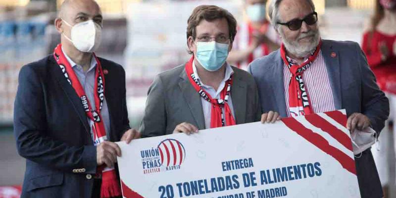 Almeida recoge una donación de la Unión de Peñas Atléticas al Ayuntamiento de Madrid / / Diario AS