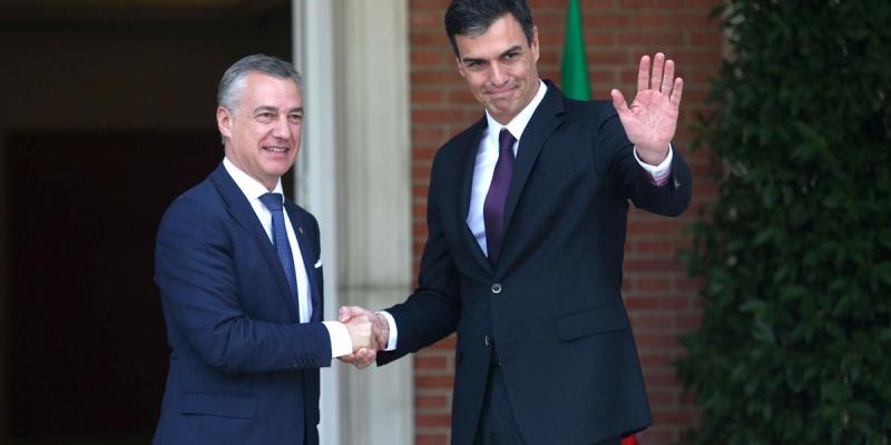 Pedro Sánchez recibe a Iñigo Urkullu en La Moncloa. / DAVID CASTRO (VÍDEO: ATLAS) Pedro Sánchez recibe a Iñigo Urkullu en La Moncloa. / DAVID CASTRO (VÍDEO: ATLAS)