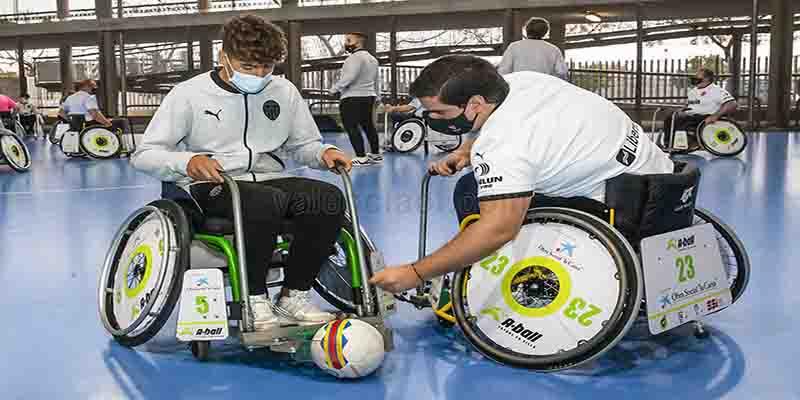 www.valenciacf.com / Fotografías de Lázaro de la Peña El Valencia CF enseña al Cadete A en que consiste el A-Ball