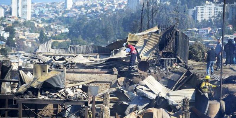Personal de Chinquinta, tras el incendio en Cerro Rocuant y San Roque.PABLO OVALLE ISASMENDI Personal de Chinquinta, tras el incendio en Cerro Rocuant y San Roque.PABLO OVALLE ISASMENDI