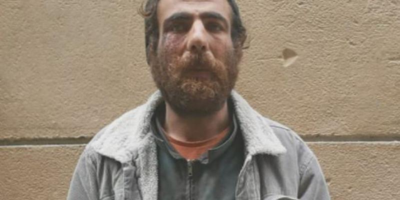 Los vecinos le fotografiaron al verle así. Sospecharon de él y avisaron a la Guardia Urbana, que lo detuvo, pero ya era tarde. Violador Raval