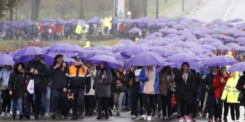 Cientos de personas bajo la lluvia en Santiago de Compostela, en una marcha con motivo del Día Internacional por la Eliminación de la Violencia contra la Mujer.LAVANDEIRA JR / EFE Violencia de género