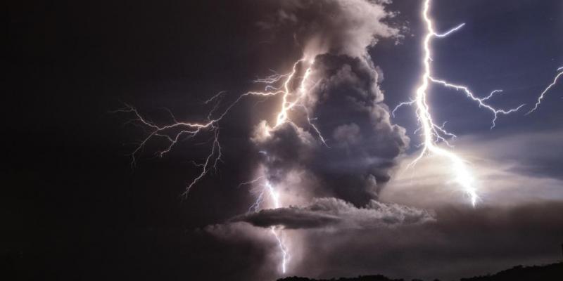 Los rayos caen cuando una columna de ceniza rodea el cráter del volcán Taal en erupción visto desde la ciudad de Tagaytay, provincia de Cavite, Filipinas. Foto de Ezra Acayan