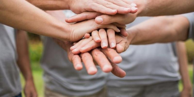 Manos de voluntarios Voluntarios