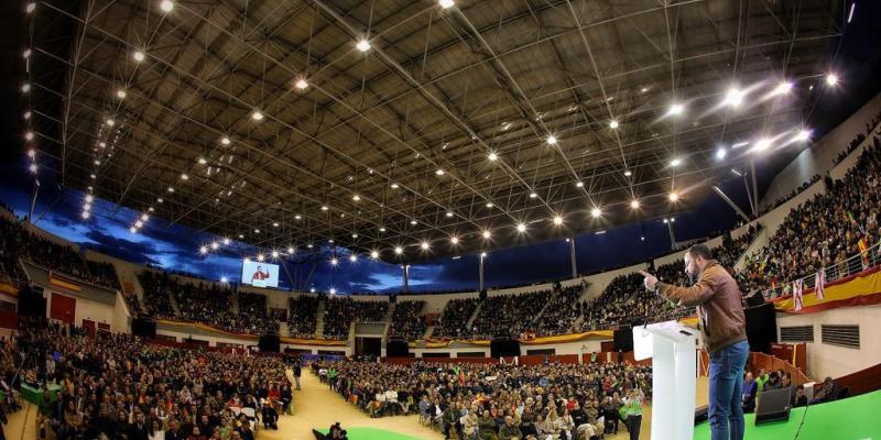 VOX ha contraprogramado el debate electoral de Atresmedia, que se celebra este 23 de abril de 2019 en la sede del grupo mediático con los cuatro candidatos de los cuatro principales partidos, y ha organizado un acto electoral en la Plaza de Toros de Las Rozas con Santiago Abascal, Rocío Monasterio, Javier Ortega Smith e Iván Espinosa de los Monteros. Vox Las Rozas