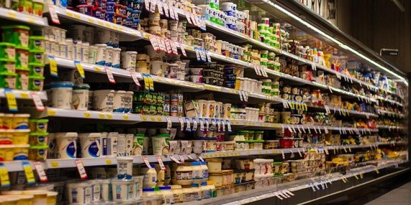 Aprende cómo escoger los mejores yogures Una cámara frigorífica de los yogures que encontramos en el supermercado