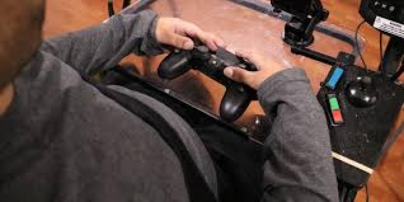 Persona con discapacidad jugando a videojuegos / AbleGamers Charity