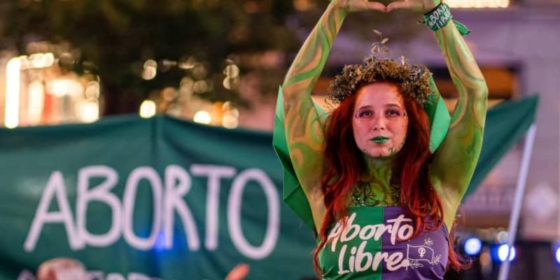 Chica en una manifestación a favor del aborto en España