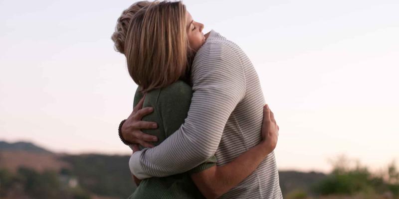 Imagen de dos personas abrazándose/RTVE El efecto de los abrazos