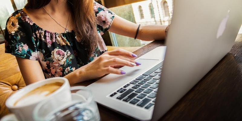 Absentismo laboral / Pixabay Chica trabajando con su ordenador portátil