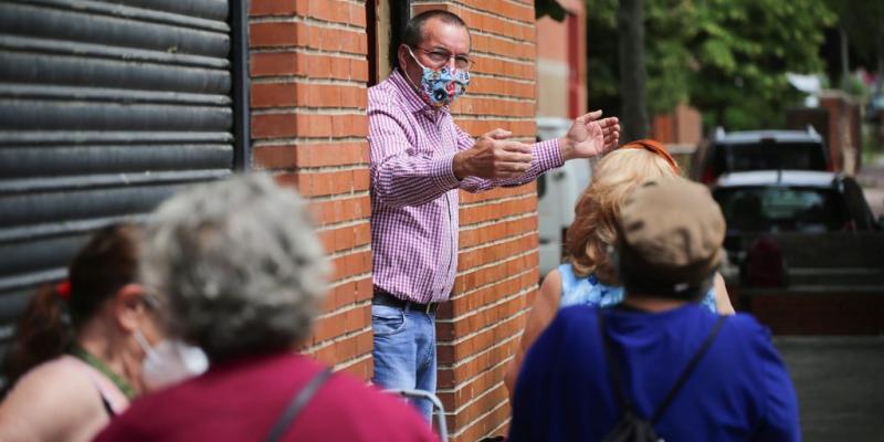 Cada día más abuelos se acercan a las 'colas del hambre'