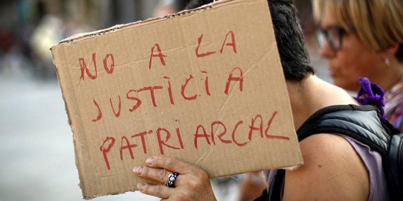 Villar López / EFE Mujer con un cartel que dice: No a la justicia patricarcal
