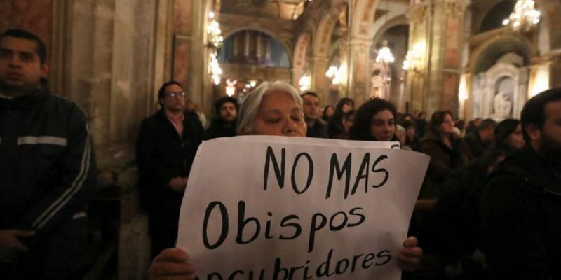 Abusos sexuales en las órdenes religiosas Una manifestante sostiene una pancarta contra la pederastia en la Iglesia. — REUTERS