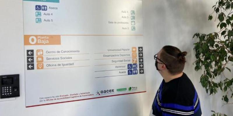 Accesibilidad Cognitiva / Planeta Fácil Persona con discapacidad intelectual en el Centro de Accesibilidad Cognitiva