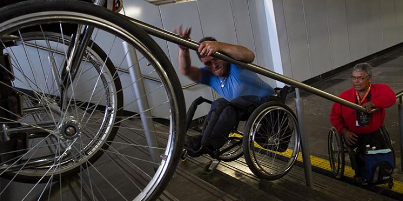 Personas en silla de ruedas subiendo unas escaleras