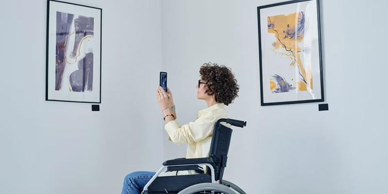 Accesibilidad cultural / BBVA Mujer en silla de ruedas en un museo