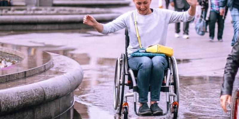 Imagen de una chica en silla de ruedas/Envatoelements La accesibilidad, un derecho para todos