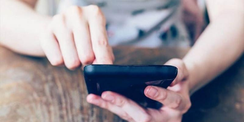 Accesibilidad en móviles Manos sujetando un teléfono móvil