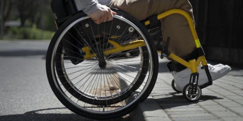 Personas con discapacidad Persona con discapacidad con obstáculos en la vía pública