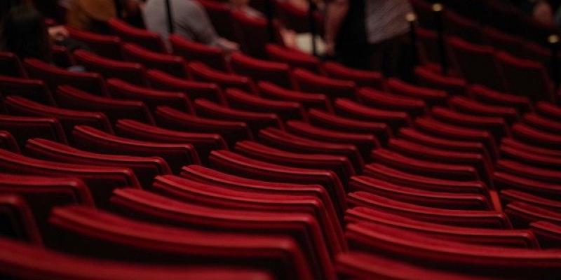 Butacas rojas en el teatro 