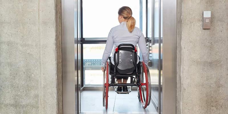 Imagen de una mujer en silla de ruedas/Accesibilidad 4 All Descubre cómo hacer tu hogar más accesibles