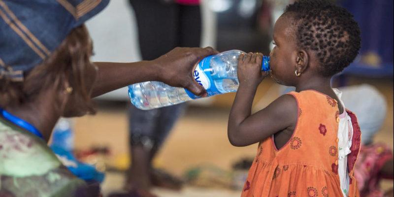Imagen de Acnur Niña bebiendo agua potable