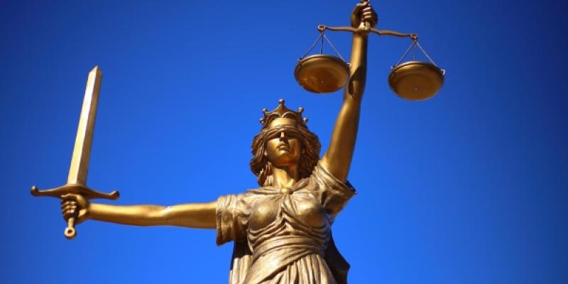 Por un acceso igualitario a la justicia / Plena Inclusión Estatua de la representación de la justicia